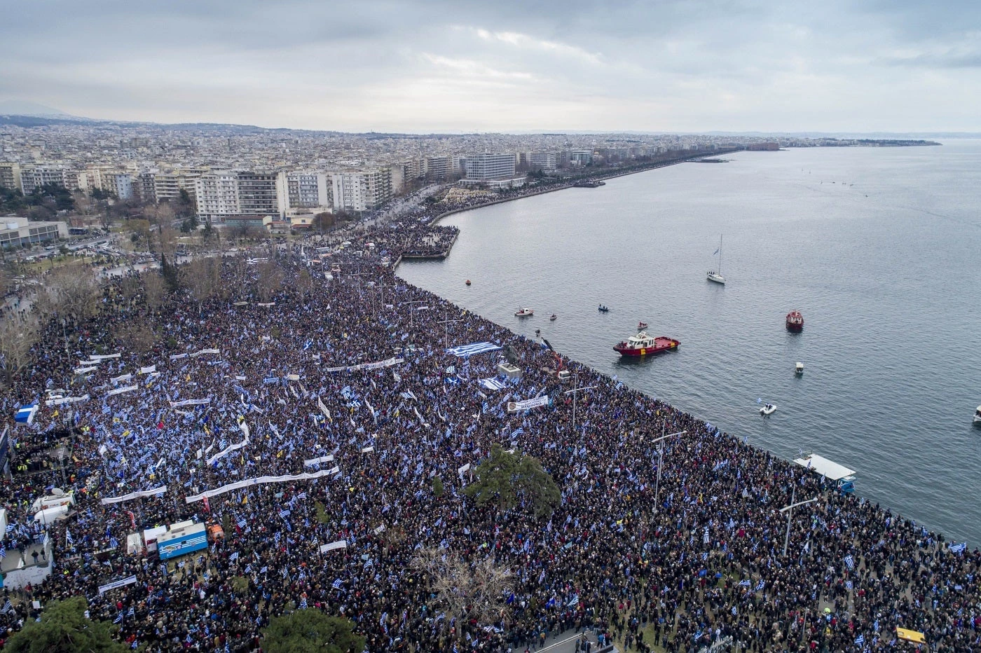 Ερχεται «σεισμός» στην Αθήνα: Καταφθάνουν λεωφορεία απ’ όλη την Ελλάδα – Υπό την ομπρέλα των παμμακεδονικών ενώσεων τέθηκε το συλλαλητήριο